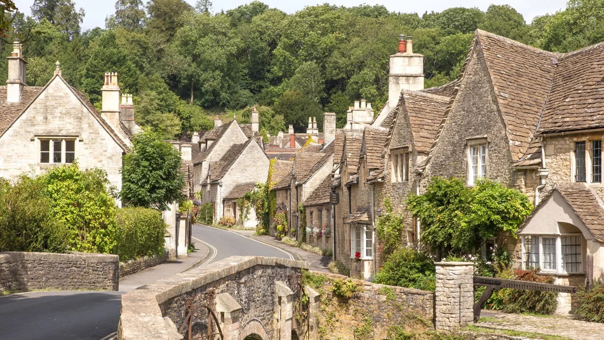 A honey-stone manor house in the Cotswolds